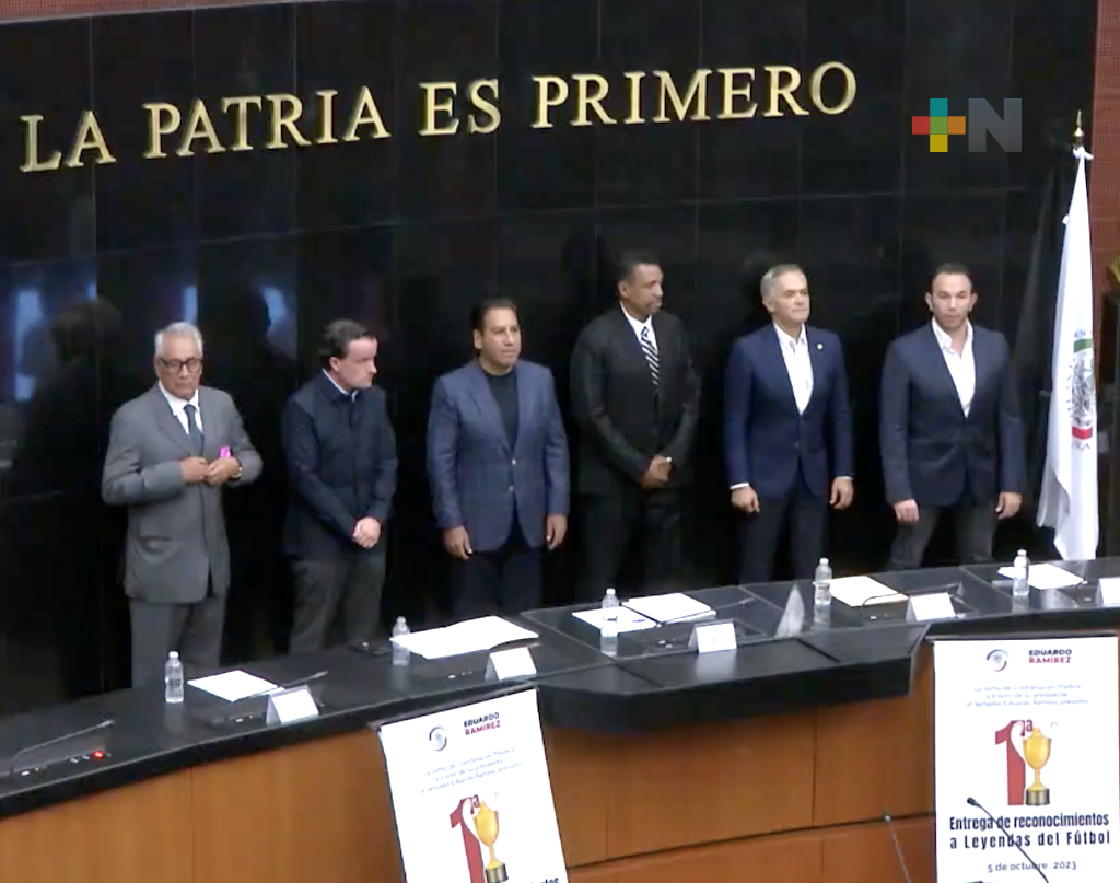 En el Senado entregan reconocimientos a leyendas del futbol mexicano